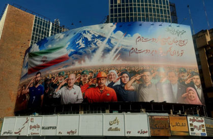 از جدیدترین دیوارنگاره میدان ولیعصر (عج) همزمان با موج جدید عملیات «وعده صادق ۳» با عنوان «منم سرباز ایران» رونمایی شد. «منم سرباز ایران» به دیوارنگاره میدان ولیعصر (عج) رسید