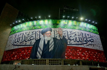 جدیدترین دیوارنگاره میدان ولیعصر (عج) با تصویری از رهبر معظم انقلاب رونمایی شد. دیوارنگاره «ای مهر رخشان» رونمایی شد