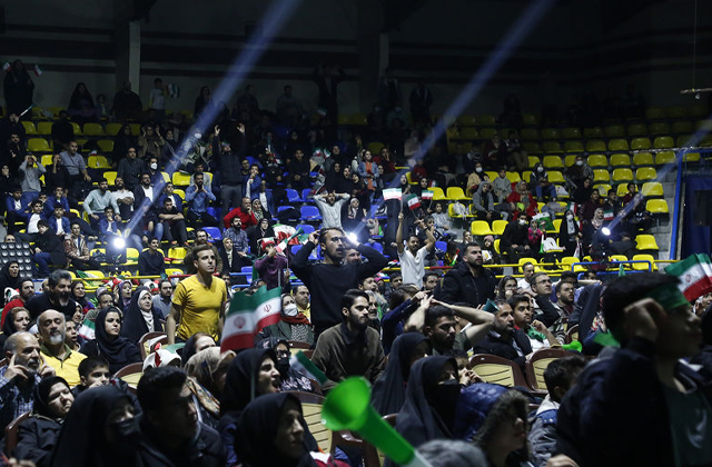 لحظاتی از حال و هوای تماشای فوتبال ایران و آمریکا در ورزشگاه شیرودی
